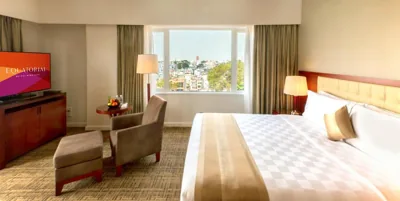 Habitación King con balcón — Equatorial Ho Chi Minh City